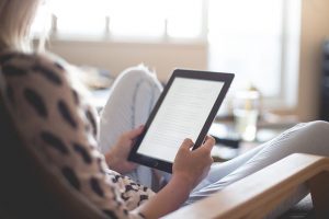 Frau liest Online-Shop Tipps auf dem Tablett